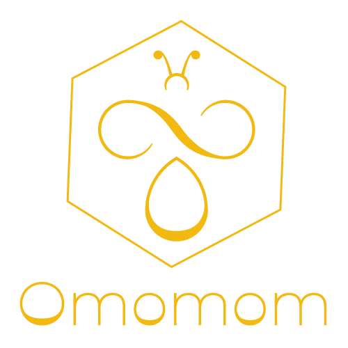 Logo Omomom - rodzinnej, wielkopolskiej pasieki obwoźnej z 70.letnimi tradycjami. Sześciokątny obrys komórki, a w nim ikona pszczoły - skrzydełka układają się w symbol nieskończoności, a odwłok w kroplę miodu.
