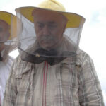 Rodzinne zdjęcie pszczelarzy w pasiece Omomom.