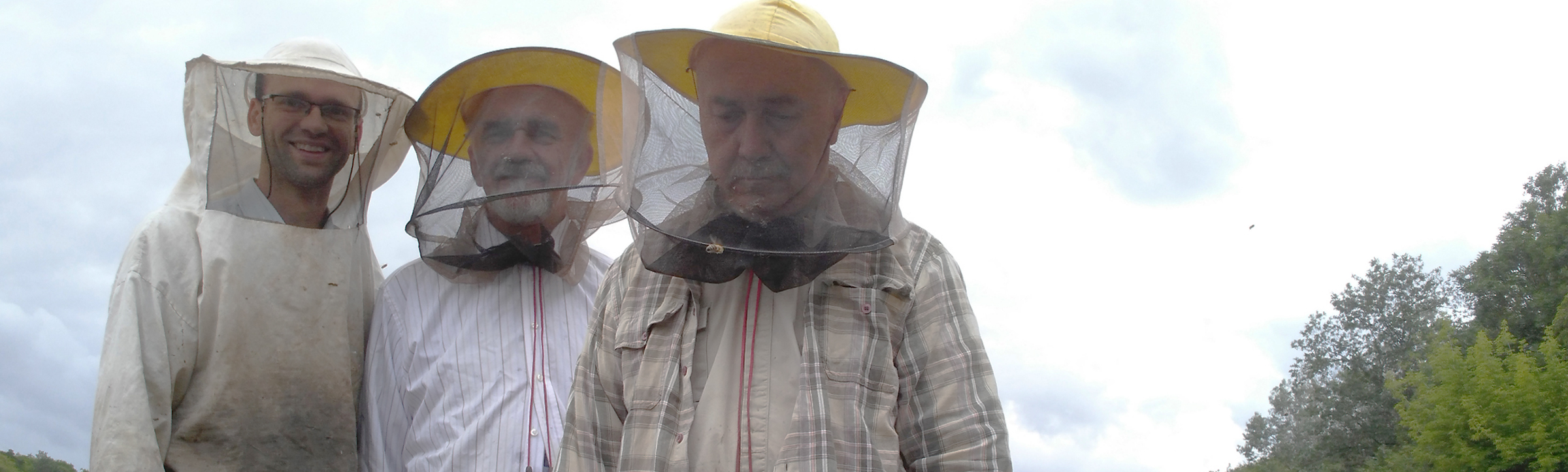 Rodzinne zdjęcie pszczelarzy w pasiece Omomom.